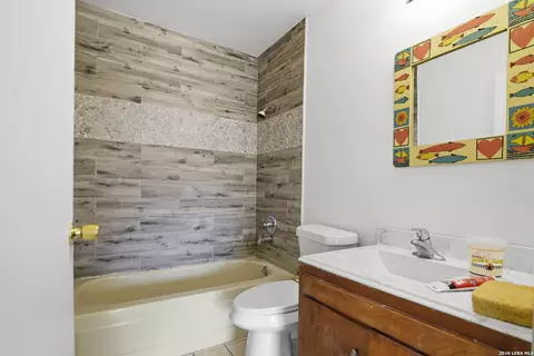 Bath - 508 Crouch Ave, Devine, TX 78016 photo 2 of 2