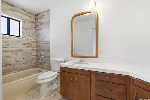 Bath - 508 Crouch Ave, Devine, TX 78016 photo 1 of 2