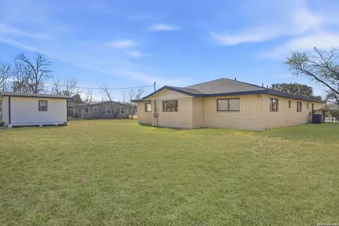 Exterior - 508 Crouch Ave, Devine, TX 78016 photo 4 of 4