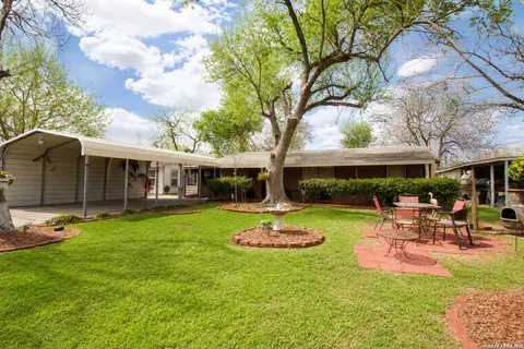 1013 E Hutchinson, Beeville, TX 78102