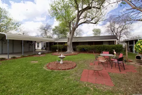 1013 E Hutchinson, Beeville, TX 78102