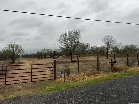 1083 County Road 6610, Devine, TX 78016 photo 2