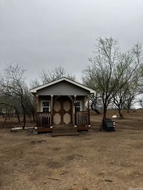 1083 County Road 6610, Devine, TX 78016 photo 4