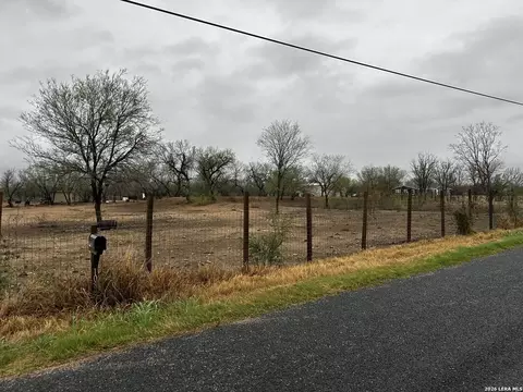 1083 County Road 6610, Devine, TX 78016 photo 9