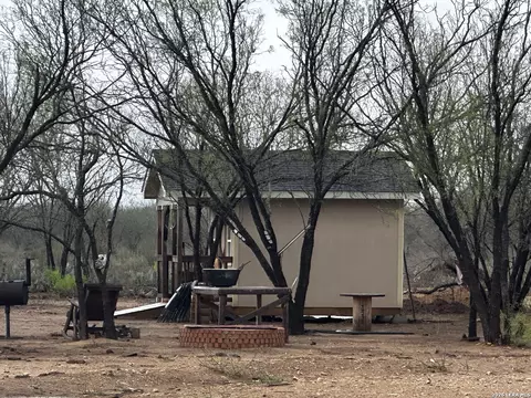 1083 County Road 6610, Devine, TX 78016 photo 6