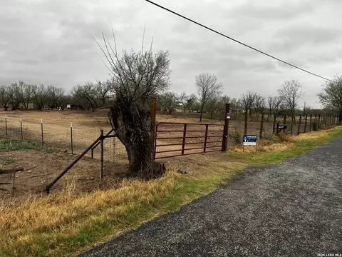 1083 County Road 6610, Devine, TX 78016 photo 8