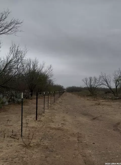 1083 County Road 6610, Devine, TX 78016 photo 7