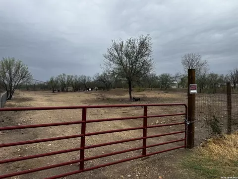 1083 County Road 6610, Devine, TX 78016 photo 1