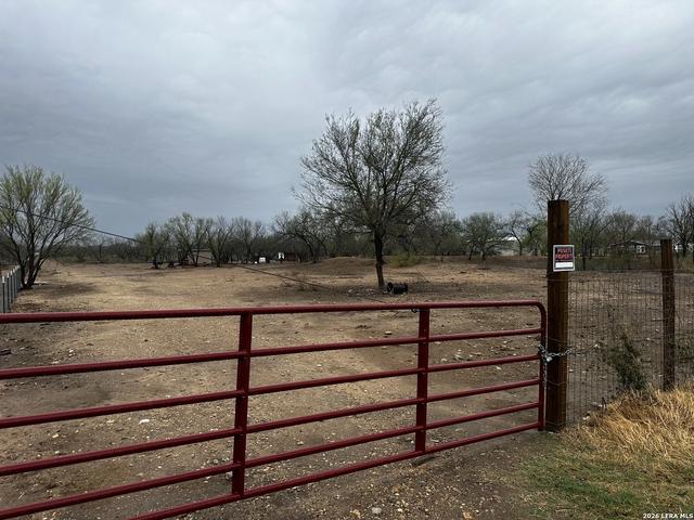 1083 County Road 6610, Devine, TX 78016
