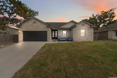 570 Forest Crst, Canyon Lake, TX 78133