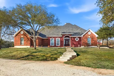 1007 Bluebonnet Ln, Adkins, TX 78101