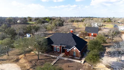 1007 Bluebonnet Ln, Adkins, TX 78101