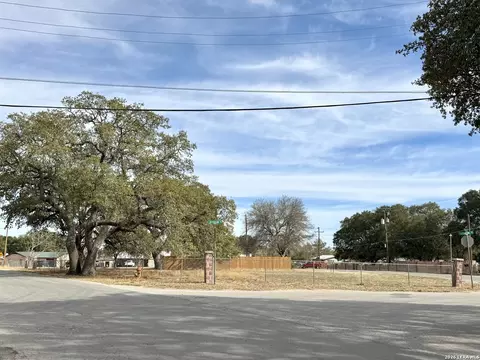 00 Washington, Devine, TX 78016