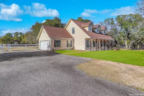 1561 County Road 320, Floresville, TX 78114