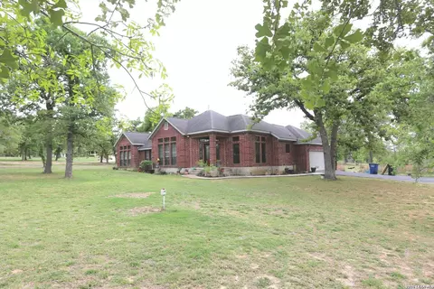 124 Rosewood Dr, La Vernia, TX 78121