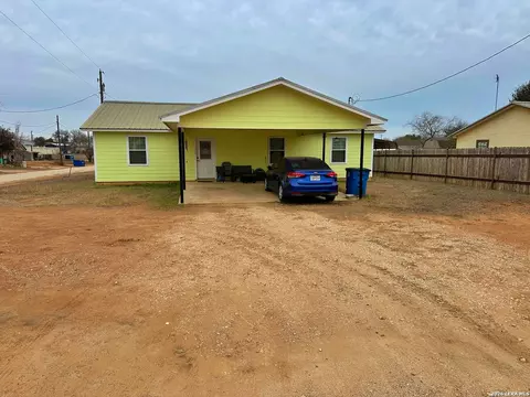 279 Edwards Ave, Charlotte, TX 78011