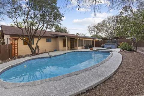 7337 Leading Oaks St, Live Oak, TX 78233