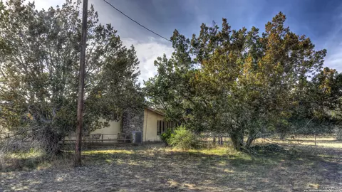 Exterior - 22 Squirrel Bnd, Uvalde, TX 78801 photo 4 of 20