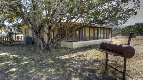 Exterior - 22 Squirrel Bnd, Uvalde, TX 78801 photo 6 of 20