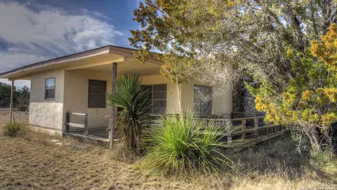 Exterior - 22 Squirrel Bnd, Uvalde, TX 78801 photo 3 of 20