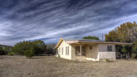 22 Squirrel Bnd, Uvalde, TX 78801