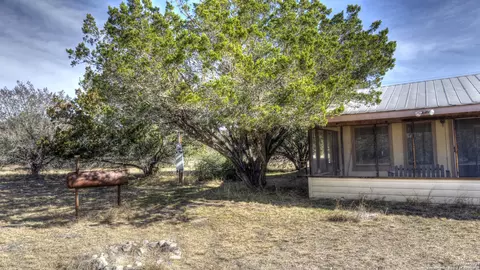 Exterior - 22 Squirrel Bnd, Uvalde, TX 78801 photo 7 of 20