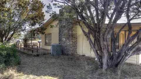 Exterior - 22 Squirrel Bnd, Uvalde, TX 78801 photo 5 of 20