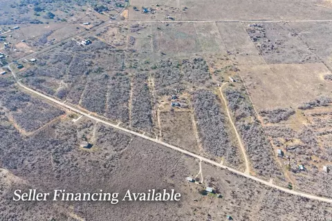 469 County Road 477, Stockdale, TX 78160