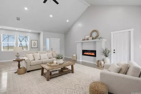157 Sylas Hayes Loop, Pleasanton, TX 78064