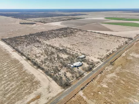 793 Fm 1986, La Pryor, TX 78872