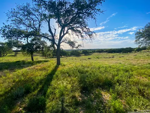 140 Cattlemans Xing, Kerrville, TX 78028