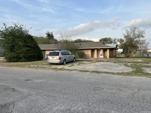 501 E Bowie, Beeville, TX 78102 photo 2