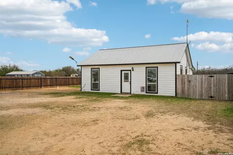325 Las Palomas, Lytle, TX 78052