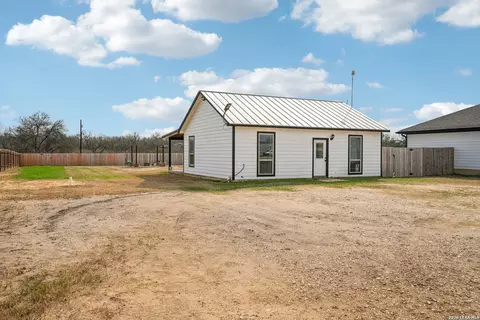 325 Las Palomas, Lytle, TX 78052