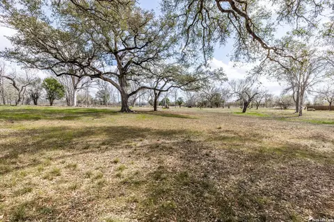 2071 E Us Highway 90, Seguin, TX 78155