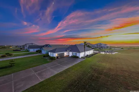 30 Peets Bend Dr, Rockport, TX 78382