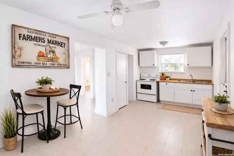 913 Houston, Castroville, TX 78009