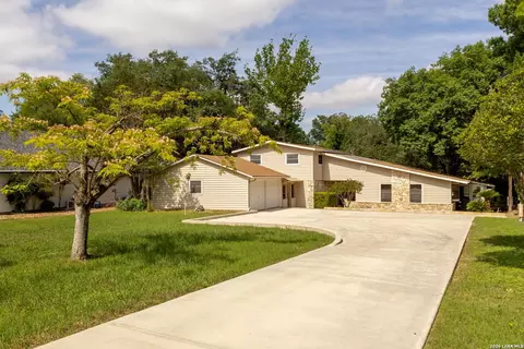 92 Turtle Ln, Seguin, TX 78155