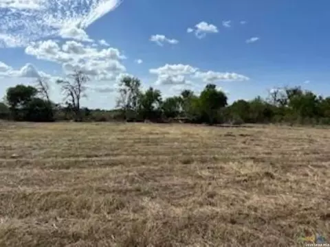 217 Twin Oaks, Floresville, TX 78114