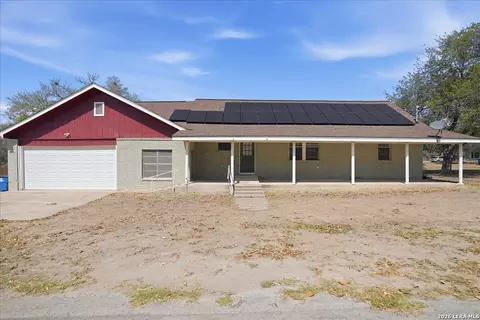 1601 Owens Ave, Three Rivers, TX 78071