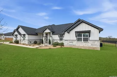113 Hondo Dr, La Vernia, TX 78121