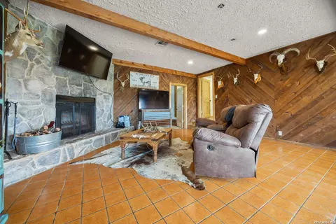 9389 N State Highway 80, Leesville, TX 78122