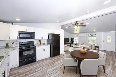 600 Dawnridge Dr, Poteet, TX 78065