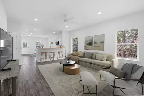 1234 Clearcreek Dr, Canyon Lake, TX 78133