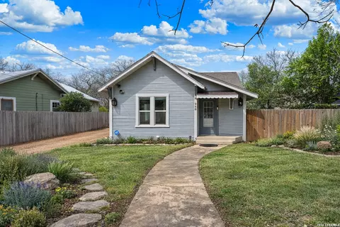 248 N Travis St, Kerrville, TX 78028