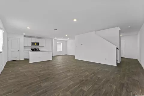 Living - 15515 Mint Patch Mdw, Von Ormy, TX 78073 photo 2 of 4