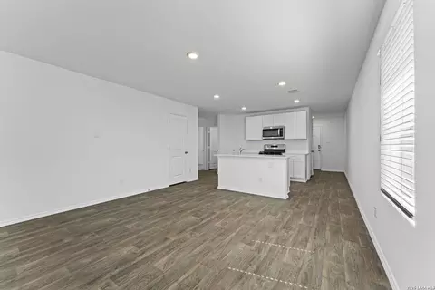 Living - 15507 Mint Patch Mdw, Von Ormy, TX 78073 photo 3 of 4