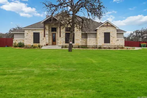 104 Hondo Rdg, La Vernia, TX 78121