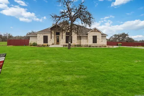 104 Hondo Rdg, La Vernia, TX 78121