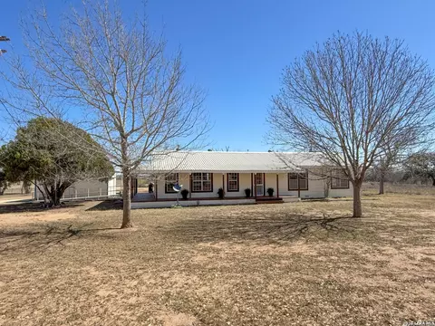 3962 State Hwy 173 S, Devine, TX 78016